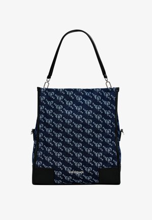 Sac de transport en denim bleu avec un motif de cœurs bleu clair, des accents en cuir noir et une seule bandoulière avec des éléments en métal argenté.