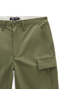 Pantalon cargo vert olive en tissu mélange de coton, avec poches latérales, coutures surpiquées et ceinture avec fermeture à bouton.