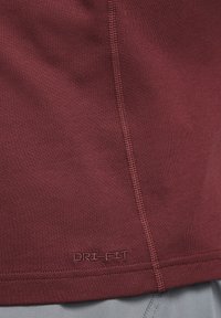 Nike Performance PRIMARY - Camiseta deportiva - dark team red dark team red