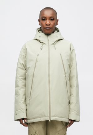 Lys beige isoleret jakke med høj hals, justerbar hætte og lynlåslommer foran. Glat tekstur og minimalistisk design.