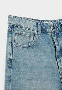 Jeans de mezclilla azul claro con un acabado texturizado, que presentan un bolsillo, bucles para cinturón y un cierre de botón de metal en la cintura.