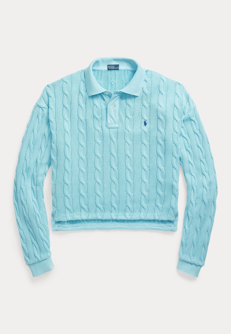 Maglione corto lavorato a maglia a trecce di colore azzurro chiaro, con colletto a polo, maniche lunghe e un piccolo logo sul petto. Tessuto morbido e polsini a coste.