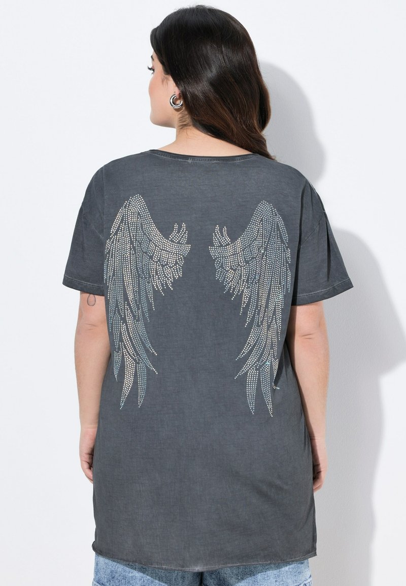 Grå bomulds t-shirt med intrikate rhinestone vinge designs på ryggen. Løs pasform med korte ærmer og rund halsudskæring.