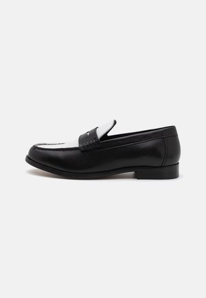 Schwarze Lederloafers mit einem kontrastierenden weißen Lederpanel und Nähten. Sie verfügen über eine glatte Oberfläche und ein niedriges Absatzdesign.