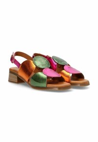 Sandalias multicolor con detalles en piel metálica rosa, verde y naranja, diseño de punta abierta y un bajo tacón de madera con correas en el tobillo.
