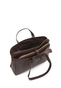 Borsa in pelle marrone con scomparti con doppia zip, spallacci piatti e dettagli in metallo dorato. L'interno presenta tasche aggiuntive per un migliore organizzazione.