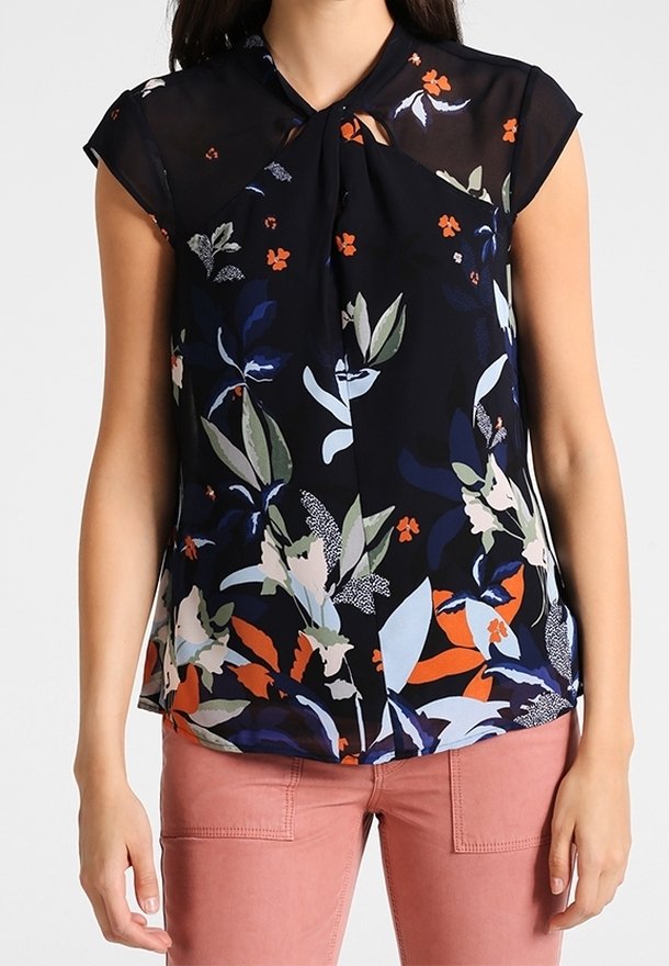 Blouse à imprimé floral bleu marine foncé, dotée de courtes manches gigot, d'un détail noué au col et d'un tissu léger et transparent.