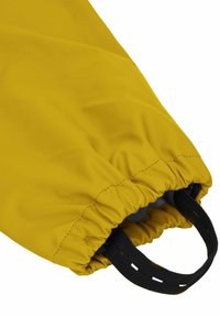 Gelbe wasserdichte Jacke mit elastischen Bündchen, ausgestattet mit verstellbaren schwarzen Riemen und einem glatten, strukturierten Stoff für zusätzlichen Komfort und optimale Passform.