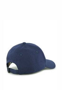 Marineblå baseballcaps med justerbar stropp og metallspenne, seks-panel design, og broderte ventilasjonsøyne vist fra bak- og sidevinkel.