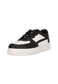 Sort og hvid lædersneaker med en glat overflade, afrundet tå, tekstureret gummisål og flade sorte snørebånd. Har et syet design.