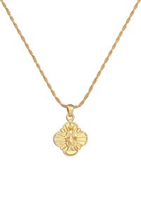 Pendente d'oro su una catena d'oro intrecciata, presenta un design floreale con una figura incisa al centro e linee radiali.