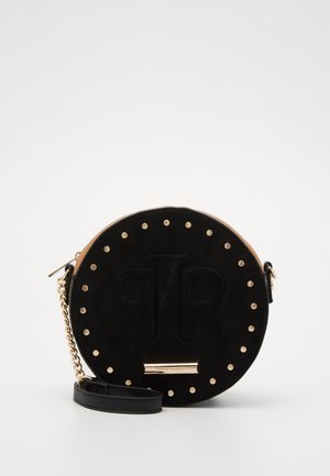 Ronde zwarte handtas met gouden studs rondom de rand, geperst dubbel "R"-logo, gouden kettingriem en "River Island" plaatje aan de voorkant.