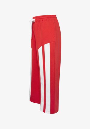 Rode wijde joggingbroeken met witte verticale strepen en een elastische tailleband met een witte trekkoort.