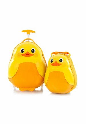 Set di bagagli per bambini a forma di anatra gialla con una valigia più grande con ruote e uno zainetto più piccolo, entrambi con becco arancione e occhi grandi.