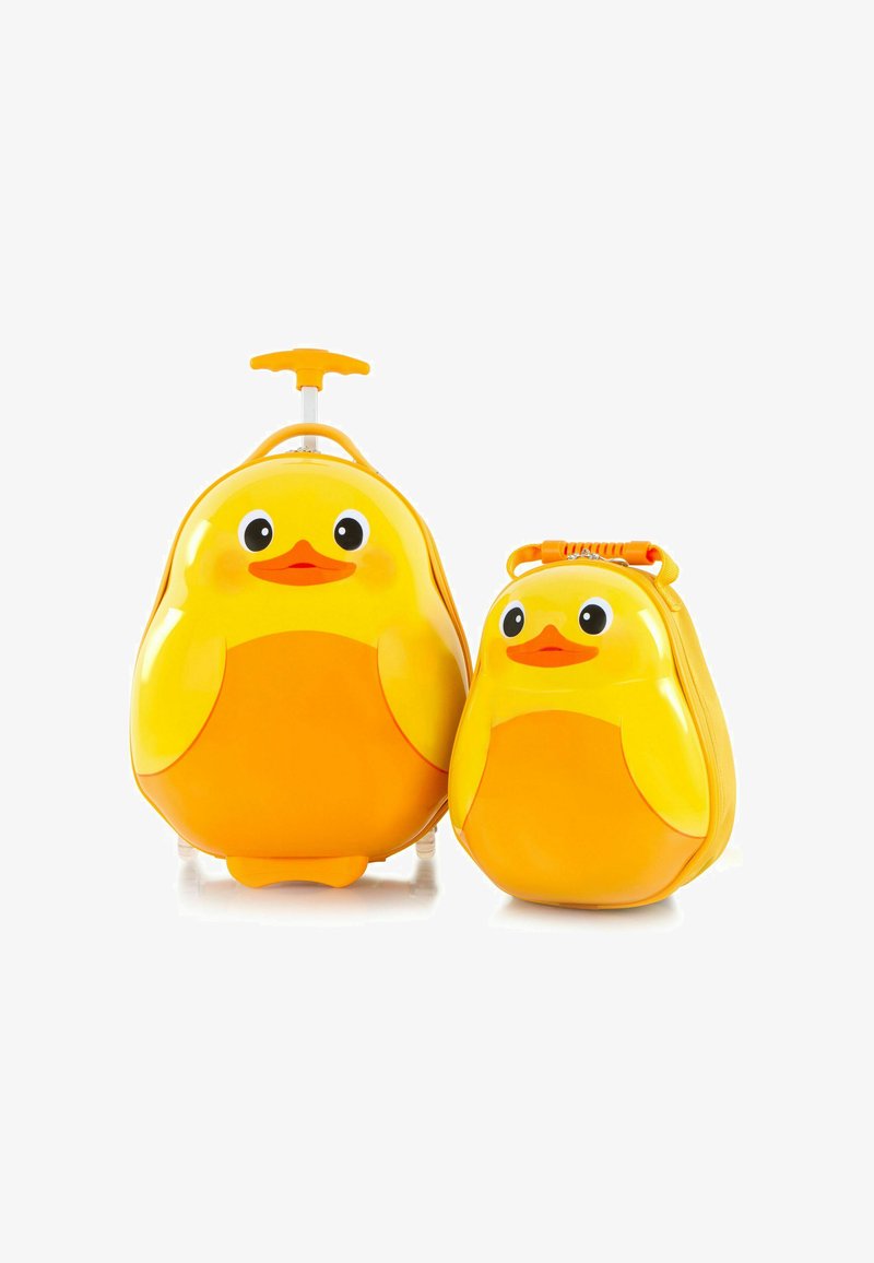 Set de bagages pour enfants en forme de canard jaune avec une valise à roulettes plus grande et un petit sac à dos, tous deux avec un bec orange et de grands yeux.