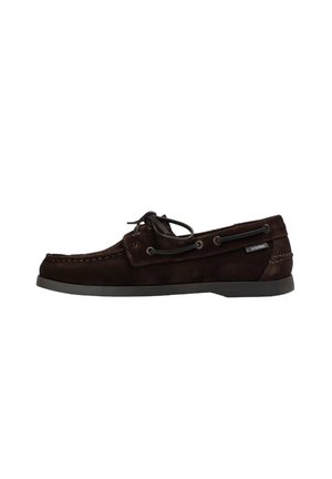 Zapato de barco de ante marrón con un perfil bajo, diseño con cordones, costuras en contraste y suela de goma. Presenta ojales de metal y una etiqueta con el logotipo.