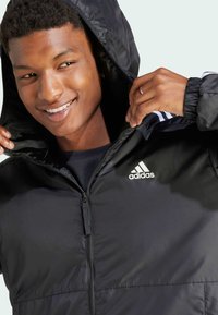 adidas Sportswear ESSENTIALS 3-STRIPES INSULATED HOODED - Zimná bunda - black