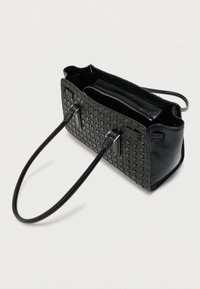 Czarna skórzana torba typu tote z fakturowanym plecionym wzorem, dwoma długimi uchwytami oraz zapinana na zamek kieszeń wewnętrzna. Otwarta góra i kwadratowa podstawa.