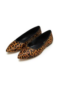 Des ballerines à imprimé léopard avec un bout pointu, une texture ressemblant à de la fourrure marron et noire, un contour élastique noir autour de l'ouverture, et une semelle plate.