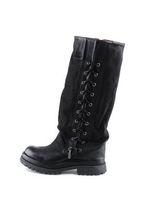 Botte haute en cuir noir avec lacets à l'avant, semelle robuste et logo AS 98 sur le panneau latéral supérieur.