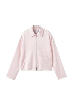 Veste courte rose clair avec un col pointu, fermeture éclair à l'avant et deux poches latérales. Tissu lisse avec un design simple et épuré.