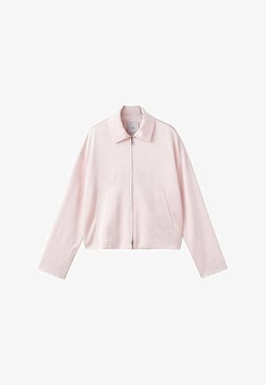 Svijetlo ružičasta skraćena jakna s oštrim kragnom, prednjim patentnim zatvaračem i dva bočna džepa. Glatka tkanina s jednostavnim, čistim dizajnom.