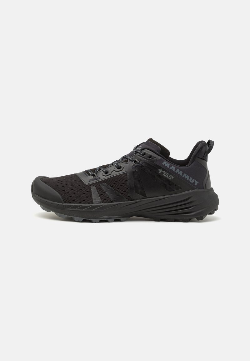 Scarpa da corsa nera con tomaia in rete testurizzata, puntale rinforzato e suola in gomma. Presenta un sistema di allacciatura e dettagli del logo sul lato.