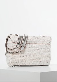 Torebka na ramię z tweedu w jasnoróżowym i białym kolorze, z metalowym łańcuszkiem i płaskim zapięciem. Teksturowana powierzchnia z plecionymi detalami.