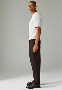 Next EDIT - REGULAR FIT - Nadrágok - brown