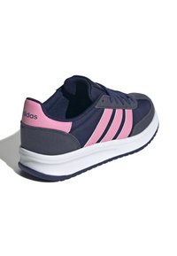 Tamno plave i ružičaste Adidas tenisice s bijelom potplatom, tri ružičaste pruge sa strane i Adidas logotip na ružičastom stražnjem dijelu.