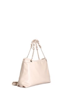 Beige læder taske med flettede top håndtag, der har sølvfarvede kædeaccenter og en blød, glat tekstur. Simpelt design, rummelig indvendig.