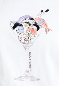 Grafik eines Martiniglases, das mit verschiedenen Sushi-Stücken gefüllt ist, und detaillierten Texturen in Farben wie Schwarz, Rosa, Lila und Blau.