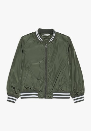 Chaqueta bomber verde oliva con cremallera frontal, puños, cuello y cintura acanalados con rayas blancas y gris oscuro, y dos bolsillos laterales.