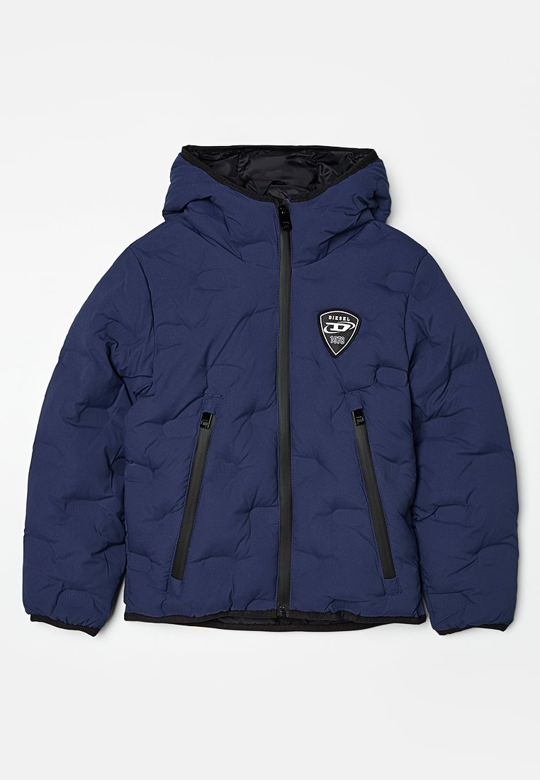 Marineblaue Daunenjacke mit Kapuze, gestepptem Textur, schwarzen Reißverschlussdetails und einem Logo-Patch auf der Brust. Verfügt über zwei vordere Reißverschlusstaschen.