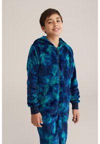 Hooded zip-up jumpsuit i blå och grön tie-dye-mönster, tillverkad av mjukt fleece-material, med framfickor och ribbade ärmslut.