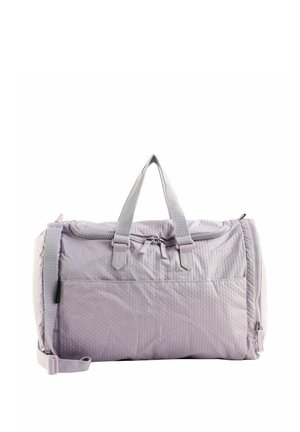 Sac polochon matelassé violet clair avec doubles poignées, poche avant et bandoulière réglable sur fond blanc.