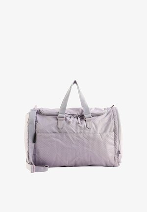 Sac polochon matelassé violet clair avec doubles poignées, poche avant et bandoulière réglable sur fond blanc.