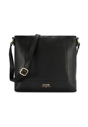 Czarna torebka na ramię z teksturowanej skóry z regulowanym paskiem i złotym logo Ochnik z przodu.