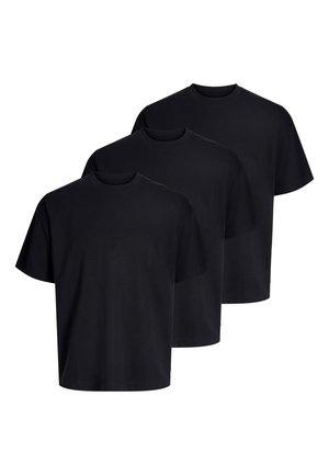 Tre ensfarvede sorte T-shirts med rund hals og korte ærmer arrangeret lagvist i et trappemønster på en hvid baggrund.