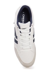 Weiße Sneaker mit marineblauen Akzenten, Obermaterial aus Leder, runde Zehe, Schnürdesign und flexibler Gummisohle. "Creek"-Logo auf der Zunge.