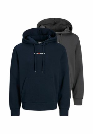 Zwei Hoodies: einer in Marineblau und einer in Dunkelgrau. Beide verfügen über eine Vordertasche, Kapuzen mit Kordelzug und ein kleines Logo auf der Brust.