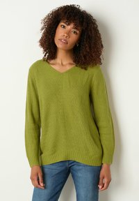 V-Ausschnitt, langärmliger Pullover aus strukturiertem olivgrünem Strick. Verfügt über gerippte Bündchen und Saum, mit einer lockeren Passform und diagonalen Nähdetails.