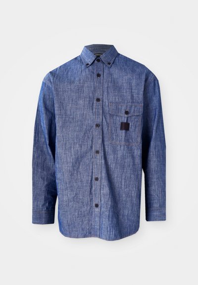 Cămașă albastră din denim cu mânecă lungă, cu guler cu nasturi, buzunar pe piept în față și textură subtilă. Include nasturi negri și cusături în contrast.