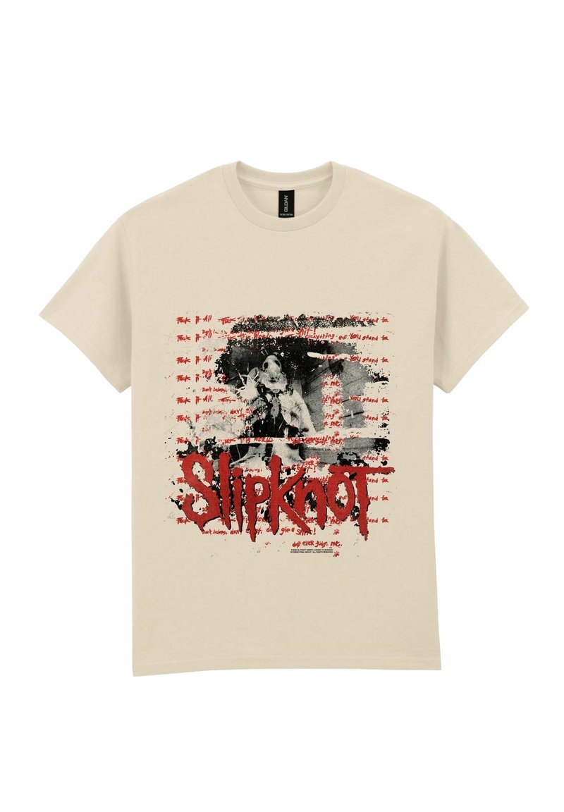 Beżowa bawełniana koszulka z krótkim rękawem, z graficznym wzorem zawierającym czarno-białe zdjęcie, czerwony tekst i efekty rozprysków; wyraźnie widoczny napis "Slipknot".