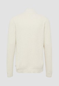 Sweter dzianinowy w kolorze off-white, z wysokim kołnierzem, długimi rękawami oraz ściągaczami przy mankietach i u dołu, o teksturowanym wzorze materiału.