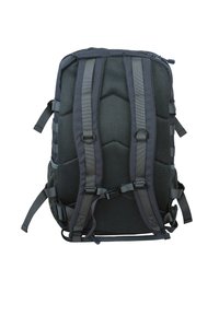 Zaino grigio con schiena imbottita in mesh, spallacci regolabili e tasche laterali. Presenta diverse cinghie in nylon per attaccare e organizzare.