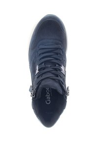 Marineblauwe suède sneaker met een glad leren accent. Heeft een vetersluiting, zijrits en een ronde neus. Merklogo zichtbaar aan de binnenkant.