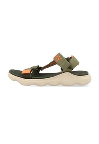 Sport sandalen met een olijfgroene bovenkant. Beschikt over twee verstelbare banden, een oranje accent en een beige textuurzool met een golfpatroon.