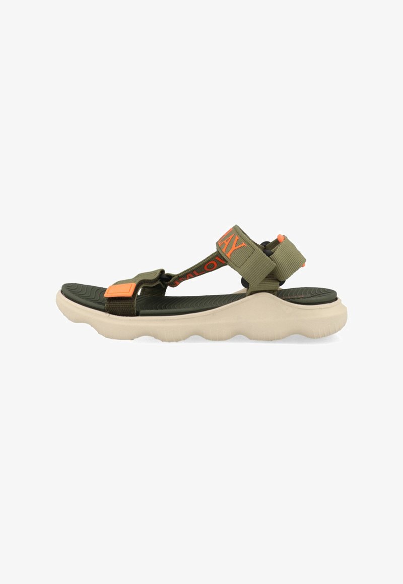 Sport sandalen met een olijfgroene bovenkant. Beschikt over twee verstelbare banden, een oranje accent en een beige textuurzool met een golfpatroon.