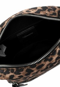Tasche aus leopardgemustertem Stoff mit Reißverschluss; schwarze Innenauskleidung; silberne Reißverschlussakzente; flache rechteckige Form, geeignet für kleine Gegenstände.